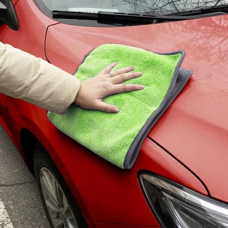 Une Jeune Femme Nettoyant Et Polissant Sa Voiture Avec Un Chiffon En  Microfibre Jaune Concept De Voiture En Prenant Soin