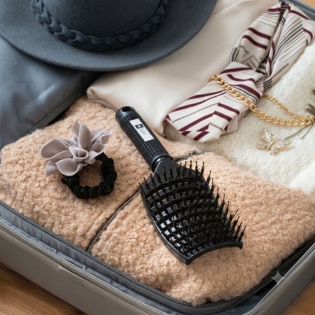 brosse soft'n straight sur serviette avec accessoires cheveux
