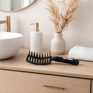 brosse soft'n straight sur meuble vasque en bois