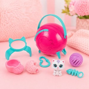Sac-capsule ouvert avec figurine et accessoires